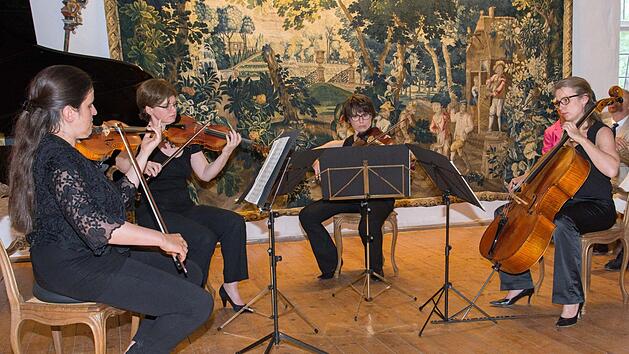Das "Elisen-Quartett" mit Anja Schaller, Maria Schalk, Karoline Hofmann und Irene von Fritsch (von links) wurde f&uuml;r sein engagiertes, fein aufeinander abgestimmtes Musizieren gefeiert.  Fotos: Ulrike Langer