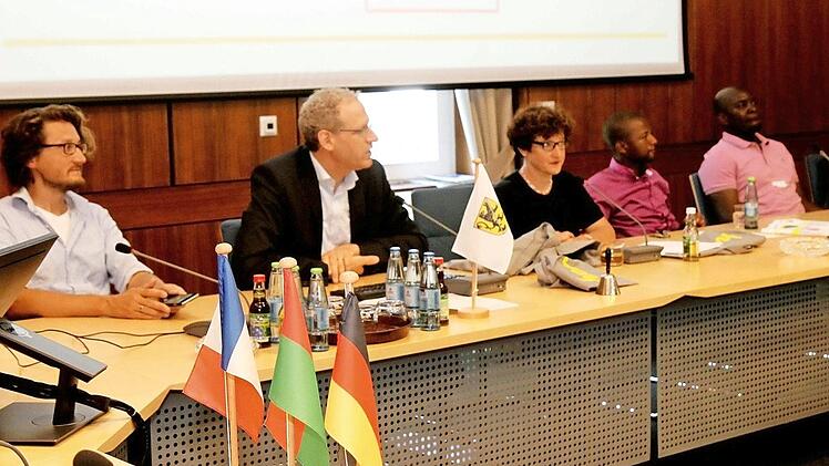 Bürgermeister Hacker unterstützte die Vorbereitung und erklärte, was er sich vom Jugendaustausch erhofft. Fotos: Richard Sänger (2)