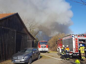 Rettungskräfte sind im Kreis Bayreuth im Einsatz - Grund ist ein Scheunenbrand in Heisenstein, einem Ortsteil der Gemeinde Bindlach.  Foto: NEWS5 / Holzheimer
