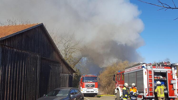 Rettungskräfte sind im Kreis Bayreuth im Einsatz - Grund ist ein Scheunenbrand in Heisenstein, einem Ortsteil der Gemeinde Bindlach.  Foto: NEWS5 / Holzheimer