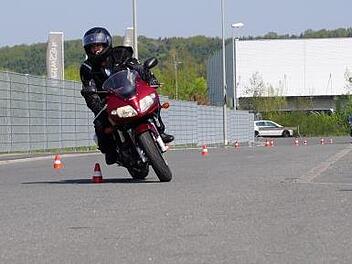 Wie verhält sich das Motorrad in Schieflage? Beim Slalom wurde das Fahrgefühl geschult. Fotos: Tina Meier