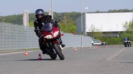 Wie verhält sich das Motorrad in Schieflage? Beim Slalom wurde das Fahrgefühl geschult. Fotos: Tina Meier