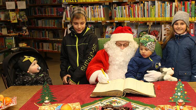 Der kleine Dean spricht unter vier Augen mit Nikolaus über seine Weihnachtswünsche.