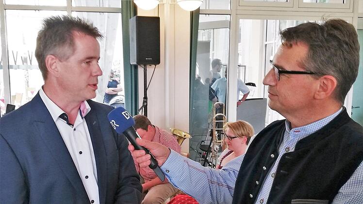 Kurdirektor Thomas Beck (links) warb im Gespräch mit BR-Moderator Werner Aumüller für das Staatsbad. Foto: Sigismund von Dobschütz