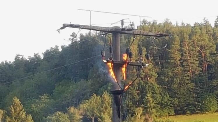 Ein Zugriff war für die Feuerwehr erst nach dem Abschalten der Leitung und Erdung möglich.