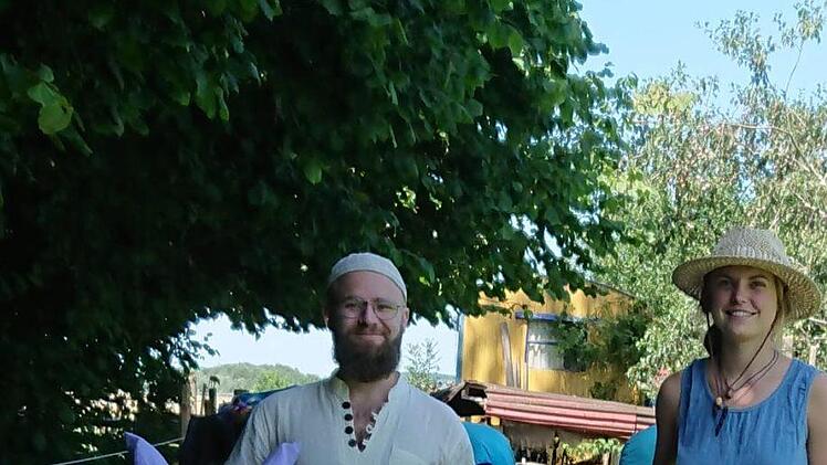 Bayern von Süd nach Nord haben Artur Petker und seine Freundin Josefine Plachetka durchquert. Auf ungewöhnliche Art, denn die beiden Studenten waren in Begleitung der beiden Esel Durith (links) und ihrer Tochter Dolli zu Fuß unterwegs. In Krumbach endete am Mittwoch ihre sechswöchige Reise. Foto: privat