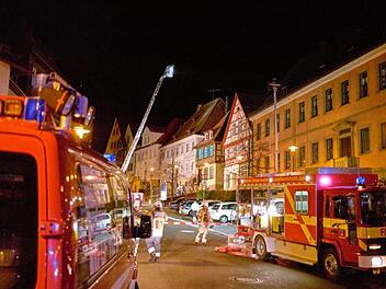 In dem Haus mit den blauen Fensterläden war es zur Rauchentwicklung gekommen. An dieser Stelle stehen die Gebäude sehr dicht, ein Brand hätte eine große Gefahr für die Umgebung bedeutet. Fotos: Tim Birkner