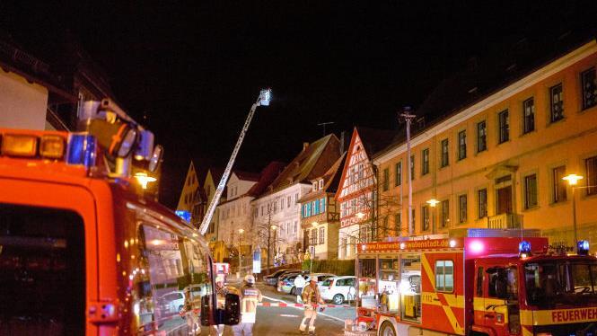 In dem Haus mit den blauen Fensterläden war es zur Rauchentwicklung gekommen. An dieser Stelle stehen die Gebäude sehr dicht, ein Brand hätte eine große Gefahr für die Umgebung bedeutet. Fotos: Tim Birkner