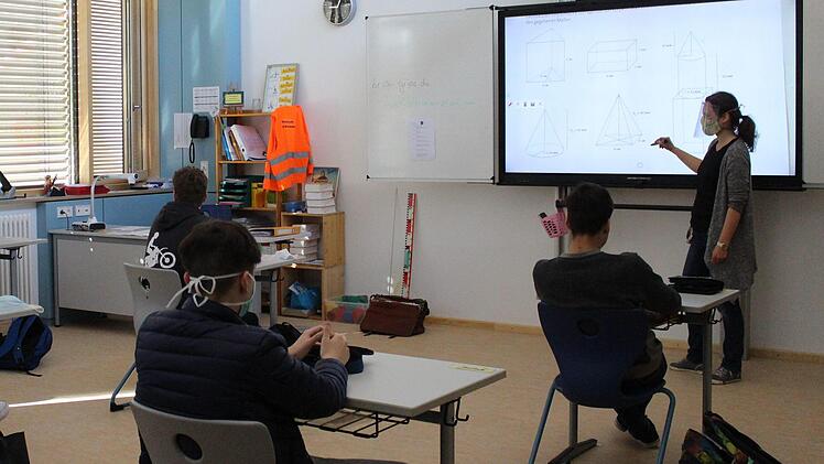 Seit Montag findet der Unterricht für die Abschlussklassen wie hier an der Mittelschule wieder statt. Die Notbetreuung läuft hingegen schon seit Mitte März. Foto: Julia Raab