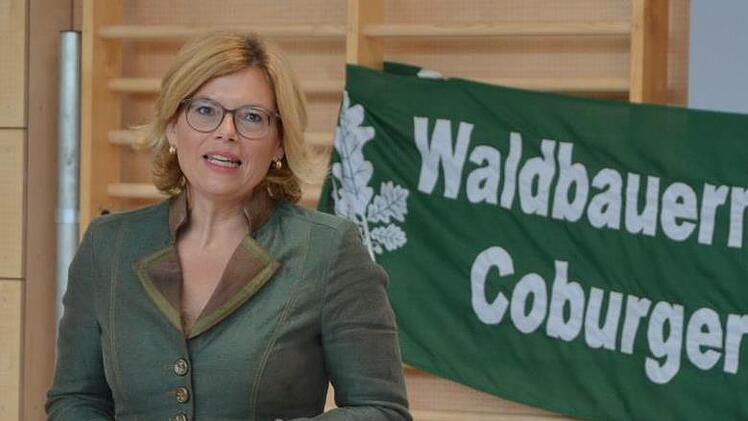 Julia Klöckner spricht vor den Waldbauern.