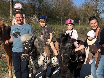 Nadja und Martin Borek aus Kronach sind mit  ihren Kindern Stammgäste auf dem Pferdehof  in Sanspareil.  Mit dem Ponyführen (Bild) wird es vorerst aber wohl nichts mehr werden.