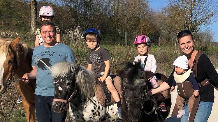 Nadja und Martin Borek aus Kronach sind mit  ihren Kindern Stammgäste auf dem Pferdehof  in Sanspareil.  Mit dem Ponyführen (Bild) wird es vorerst aber wohl nichts mehr werden.