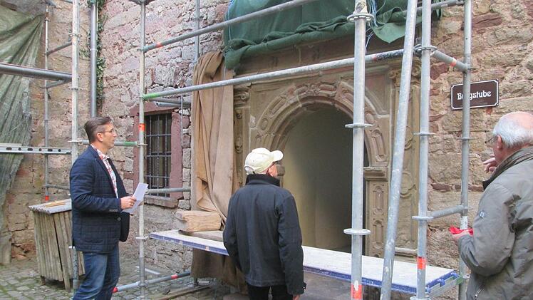 Eine 400 Jahre alte Kostbarkeit wollen die Freunde der Trimburg vor dem Fall bewahren. Das Portal der Cafeteria im Innenhof wird derzeit fachgerecht restauriert. Foto: Winfried Ehling