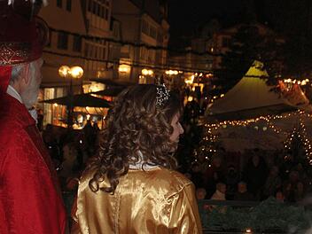 Nikolaus und Christkind fehlten nicht bei der offiziellen Eröffnung des Bad Kissinger Weihnachtsmarktes. Foto: Werner Vogel
