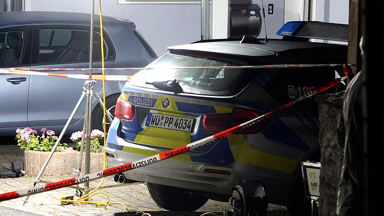 Repperndorf: Polizisten schießen auf Messerangreifer - Spurensicherung vor Ort