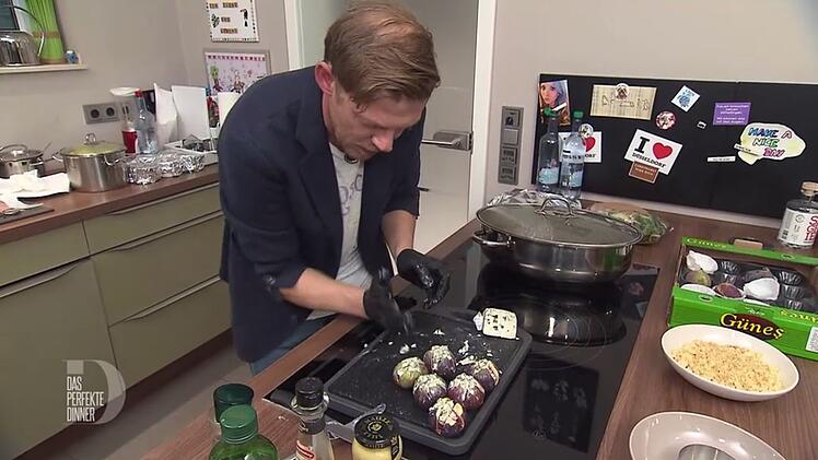 Die Frickelarbeit geht beim Bef&uuml;llen der Feigen weiter.