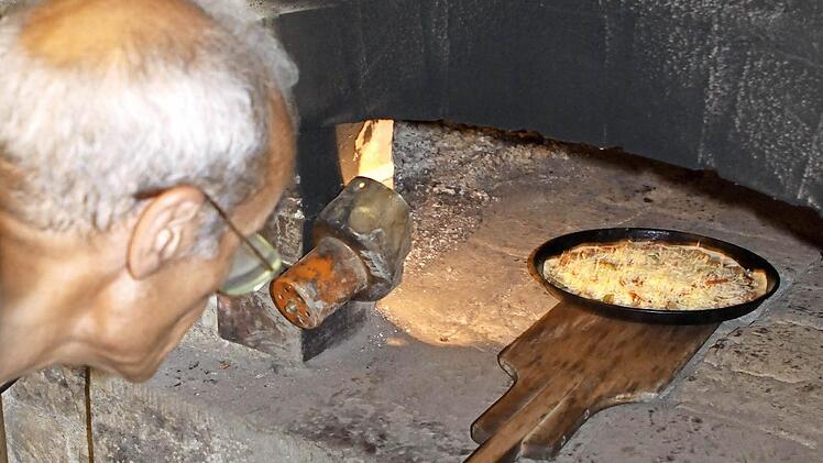 Arthur Gayer beim Einschießen einer Pizza. Fotos: Thomas Dill