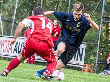 Alexander Sack (rechts), trägt künftig wieder das Trikot des ATS. Er ist nach Patrick Werther der zweite Spieler, den der designierte Kreisliga-Meister vom Bayernligisten Hollfeld verpflichtet hat.  Foto: Alexander Muck