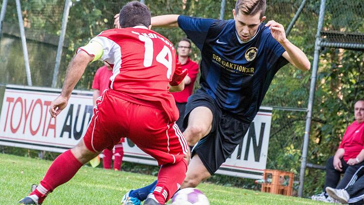 Alexander Sack (rechts), trägt künftig wieder das Trikot des ATS. Er ist nach Patrick Werther der zweite Spieler, den der designierte Kreisliga-Meister vom Bayernligisten Hollfeld verpflichtet hat.  Foto: Alexander Muck