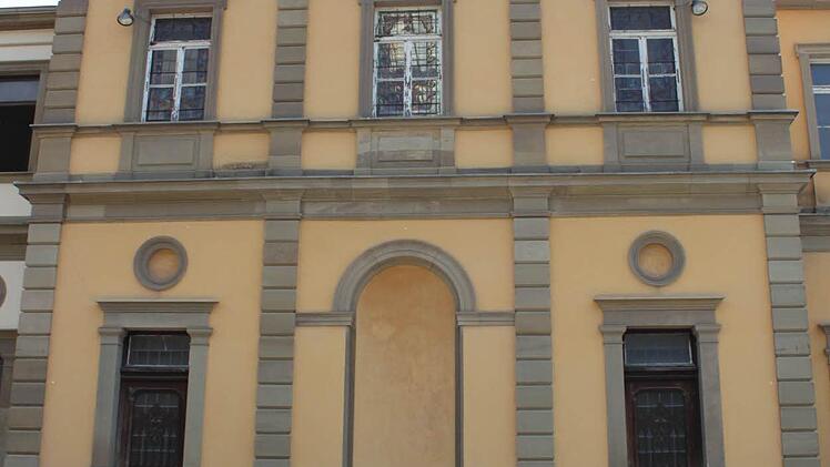Hier soll wieder ein Eingang mit vorgelagerter, halbkreisförmiger Balustrade entstehen.