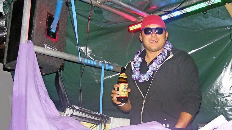 DJ TK aus Wachenroth sorgte für Stimmung beider Projekt-l-Fete. Foto: Mona Lisa Eigenfeld