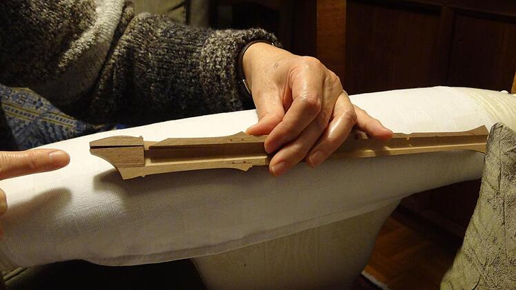 Eine Blockflöte im Querschnitt: Da, wo der Finger hin zeigt, geht die Luft hinein und schneidet sich dann am Herzstück der Flöte, der sogenannten Schneidekante. Hier fängt die Tonerzeugung an.