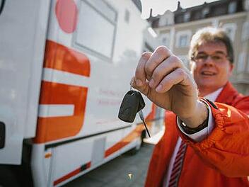 Jürgen Schaller präsentiert den Schlüssel zur Mobilität der lokalen Sparkasse. Foto: Hendrik Steffens