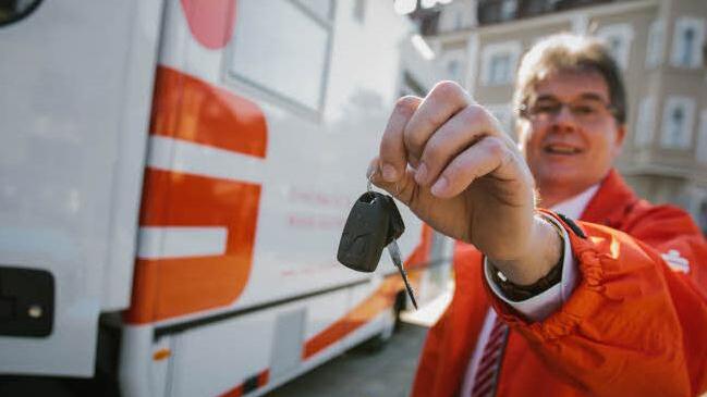 Jürgen Schaller präsentiert den Schlüssel zur Mobilität der lokalen Sparkasse. Foto: Hendrik Steffens