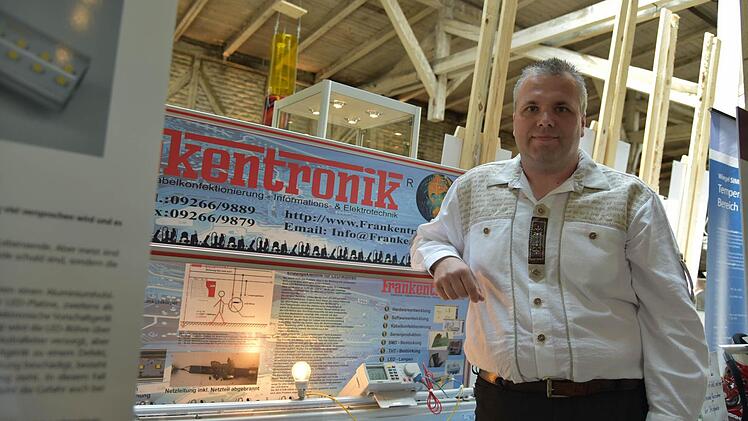 Preisträger Stefan Köhler von Frankentronik aus Sonnefeld hat eine Erdungsklemme für marktgängige LED Leuchten erfunden.  Foto: Gabi Arnold