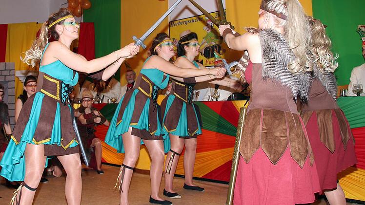 Kampferprobt sind nicht nur die T&auml;nzerinnen der M&uuml;nnerst&auml;dter Garde. Auch um den Veranstaltungsort wird jedes Jahr neu gerungen.  Foto: D. Britz