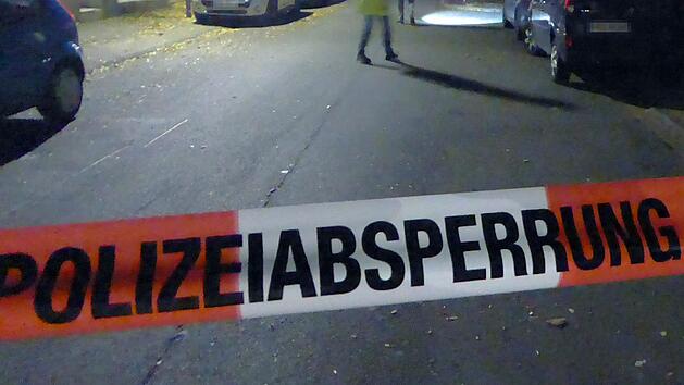 Eine 26-jährige Frau wurde auf dem Hamburger Kiez mit lebensgefährlichen Verletzungen gefunden. Offenbar wurde sie von ihrem Freund mit einem Messer attackiert. Jetzt hat sich ein Tatverdächtiger der Polizei gestellt.  Symbolbild: Polizei Hameln-Pyrmont/dpa