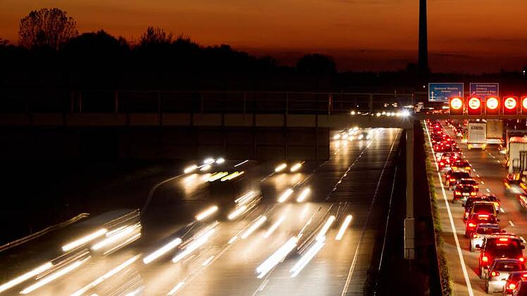 Dem aktuellen Ermittlungsstand zufolge geht die Kripo Schweinfurt davon aus, dass an der Tat in Grafenrheinfeld insgesamt drei Täter beteiligt gewesen sind. Demzufolge sind auf der Autobahn bei Würzburg offenbar zwei Personen zu Fuß geflüchtet.  Symbolfoto: Julian Stratenschulte, dpa