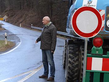 Bürgermeister Peter Ebertsch ist froh, dass die Sicherung der Trinkwasservorsorgung durch die Frankenwaldgruppe vorangetrieben wird. Nicht glücklich ist er über die Tatsache, dass an allen Straßen gleichzeitig gearbeitet wird und die Schauberger Bürger mit weiträumigen Umfahrungen leben müssen. Foto: Michael Wunder