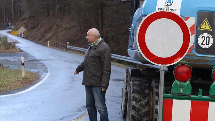 Bürgermeister Peter Ebertsch ist froh, dass die Sicherung der Trinkwasservorsorgung durch die Frankenwaldgruppe vorangetrieben wird. Nicht glücklich ist er über die Tatsache, dass an allen Straßen gleichzeitig gearbeitet wird und die Schauberger Bürger mit weiträumigen Umfahrungen leben müssen. Foto: Michael Wunder