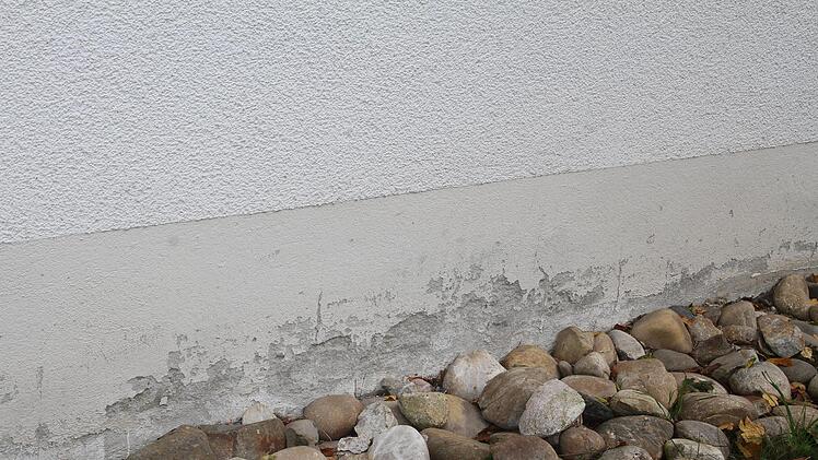 Auch am Sockel der Stadthalle zeichnen sich Feuchtigkeitssch&auml;den klar ab.Foto: Sonny Adam