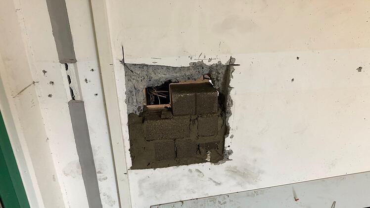 Die Täter hatten das Mauerwerk entfernt und anschließend den Automaten geöffnet. Foto: News5/Fricke