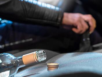 Unter Alkoholeinfluss am Steuer - das wurde einer 66 Jahre alten Autofahrerin zum Verhängnis. Sie wurde zu einer hohen Geldstrafe verurteilt. Symbolfoto: Archiv