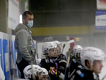 Trotz der 19 Treffer gegen Lauterbach war Zdenek Vanc nichts wirklich zufrieden mit dem Kantersieg gegen Lauterbach. Den Haßfurter Trainer wurmten vor allem die sechs Gegentreffer, die seiner Meinung nach bei einer konzentrierten Abwehrarbeit hätten verhindert werden können. Foto: Ralf Naumann