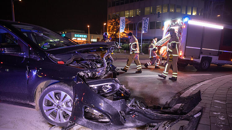 Seat und Mercedes in F&uuml;rth kollidiert