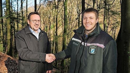 Ebermannstadts Zweiter B&uuml;rgermeister Rainer Schmeu&szlig;er (l.) begr&uuml;&szlig;t Forstoberinspektor Jakob Graff&eacute; als neuen Vertreter des Forstreviers Streitberg.