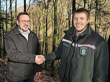 Ebermannstadts Zweiter Bürgermeister Rainer Schmeußer (l.) begrüßt Forstoberinspektor Jakob Graffé als neuen Vertreter des Forstreviers Streitberg.