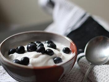 Mit frischen Beeren kombiniert, ist Naturjoghurt ein gesundes Frühstück für eine stabile Darmflora.