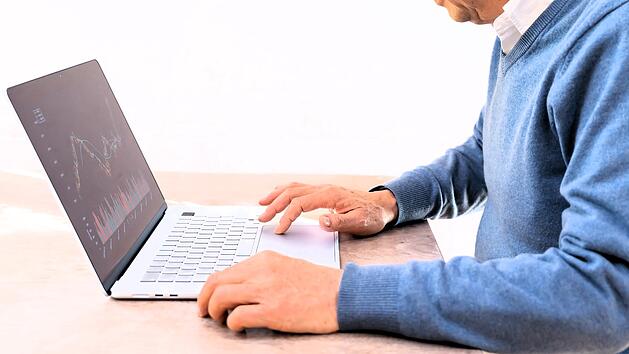 Kapitalrente B&ouml;rse Rentner &auml;lterer Mann am Notebook Laptop Computer DAX