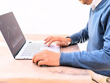 Kapitalrente B&ouml;rse Rentner &auml;lterer Mann am Notebook Laptop Computer DAX