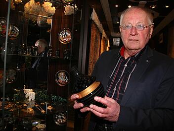 Seidenteppiche aus der Türkei und jede Menge Andenken erinnern Werner Eschenbacher an seine vielen Reisen. Auch mit 80 bleibt das Reisen eine Leidenschaft des ehemaligen Berufsschulleiters. Fotos: Sonja Adam