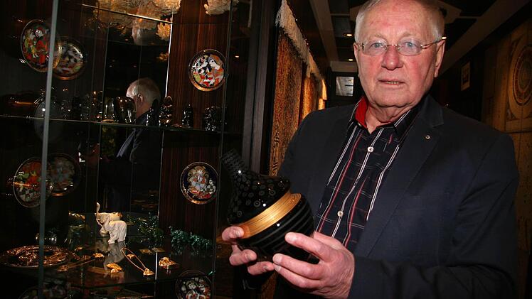 Seidenteppiche aus der Türkei und jede Menge Andenken erinnern Werner Eschenbacher an seine vielen Reisen. Auch mit 80 bleibt das Reisen eine Leidenschaft des ehemaligen Berufsschulleiters. Fotos: Sonja Adam