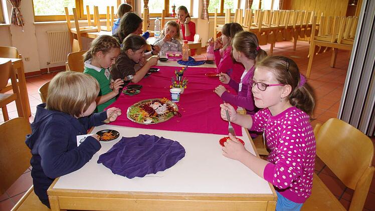 Die Kinder essen von der bunten Gemüseplatte. Foto: Heike Schülein