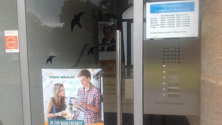 Am Eingang der Zulassungsstelle hängen FW-Wahlplakate. Foto: Nikolas Pelke