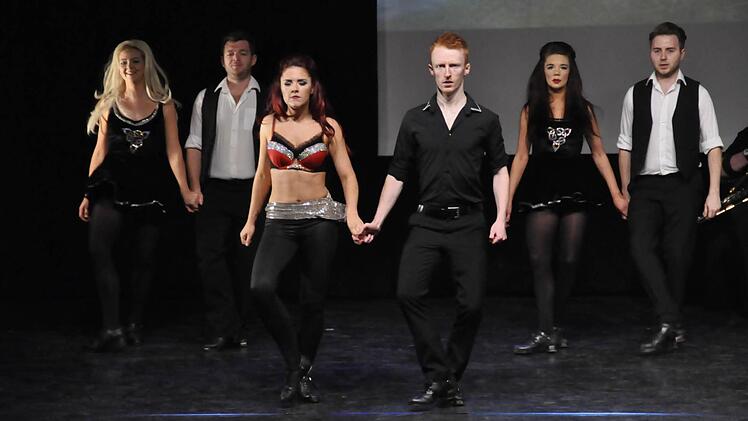Tänzer, die blitzschnell über die Bühne wirbeln und dabei im rasanten Tempo ihre Tänze vorführen, das ist die Gruppe "Dance Masters" mit "Irish Dance".  Foto: Peter Klopf
