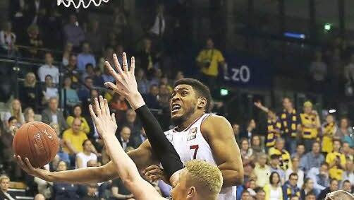 Auch in dieser Szene stört der Ex-Bamberger Philipp Neumann den Wurf von Ryan Thompson erfolgreich.